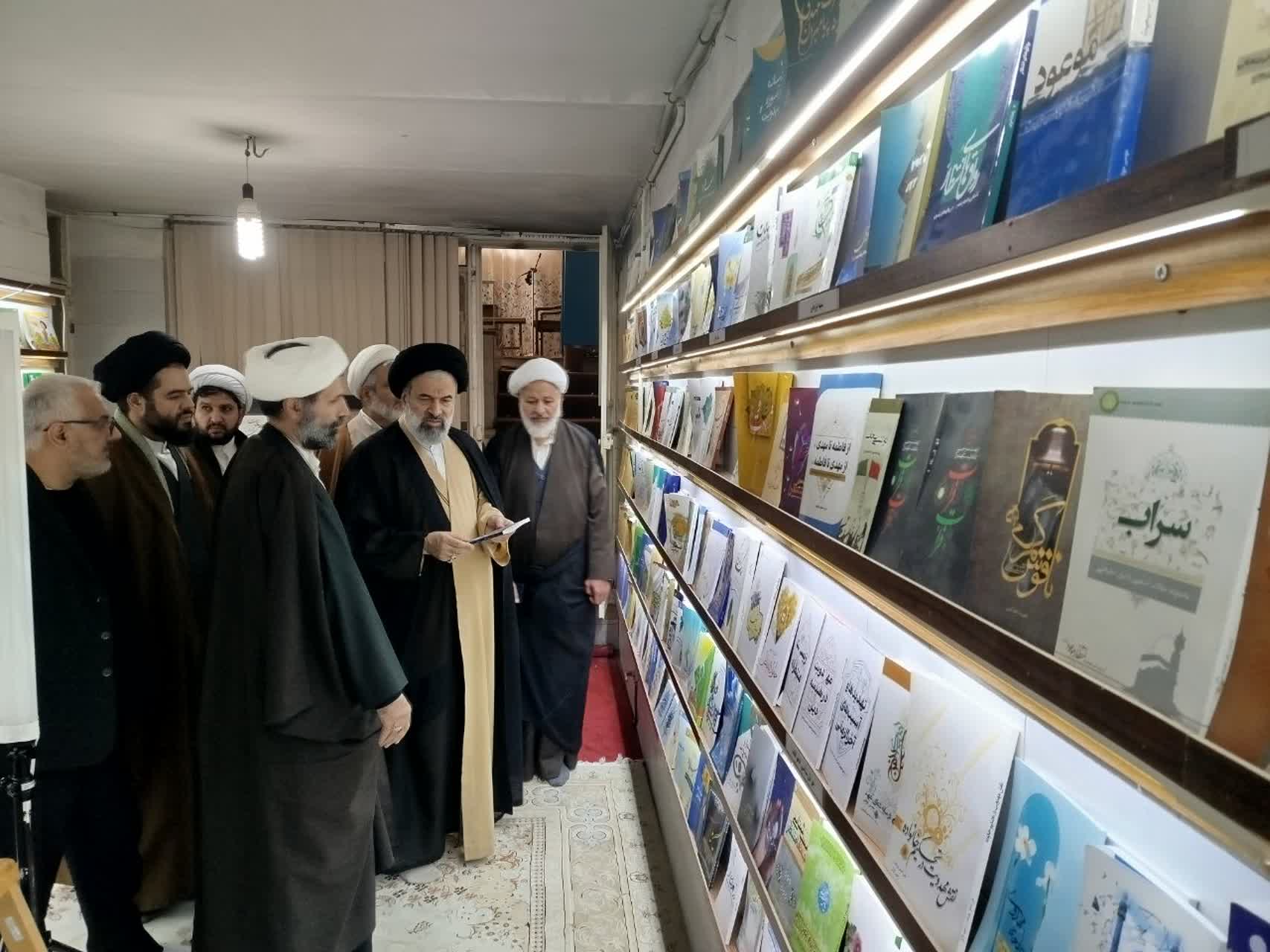 بازدید مسئولان حوزه علمیه قم از نمایشگاه آثار مهدوی به مناسبت هفته پژوهش